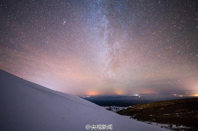 双子座流星雨来临每小时或超120颗 长白山夜空璀璨