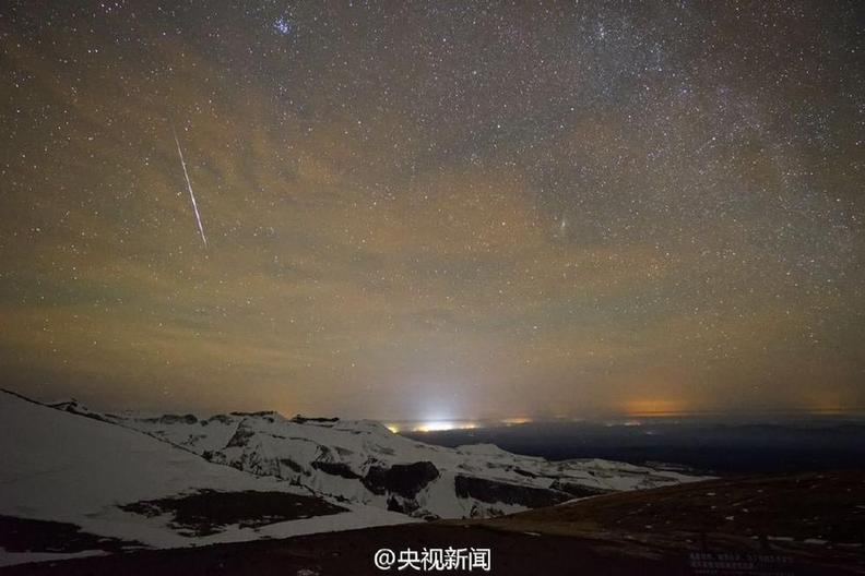 双子座流星雨来临每小时或超120颗 长白山夜空璀璨