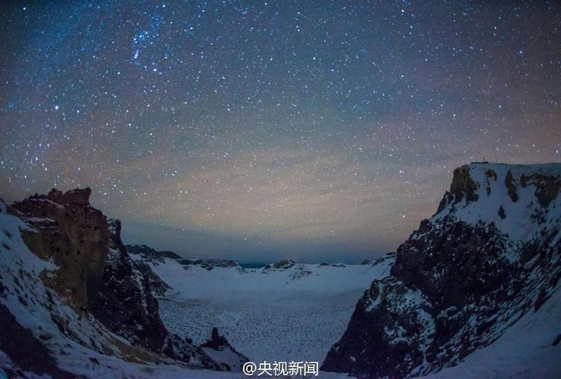 双子座流星雨来临每小时或超120颗 长白山夜空璀璨