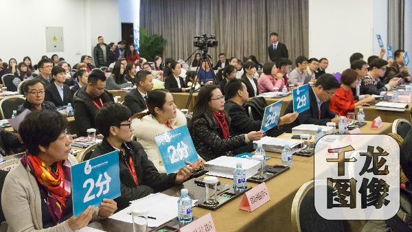 专家评委和企业评委给参赛学院共同打分