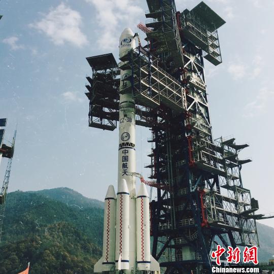 发射前的长征三号乙运载火箭（图）