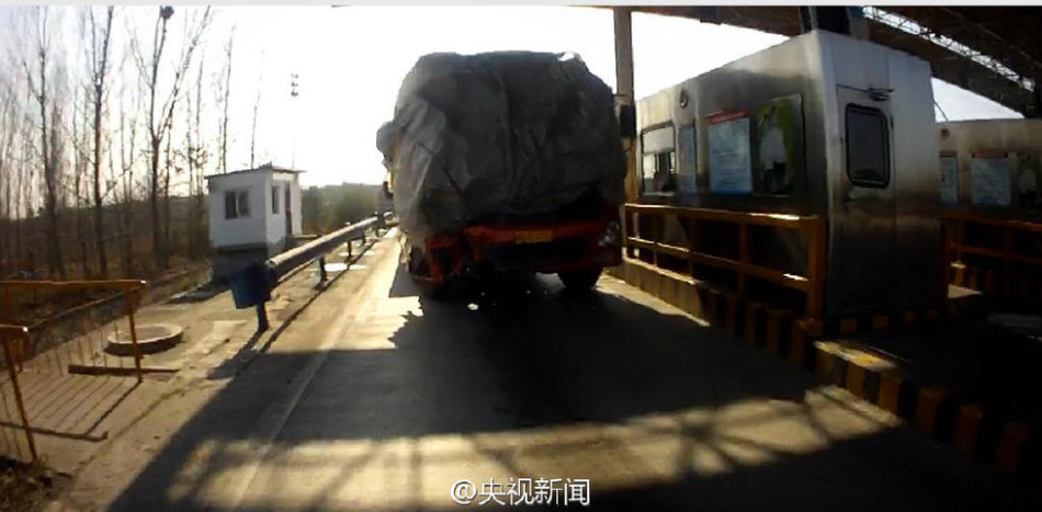 用生命在开车 大 货车 车头 蒙塑料布上高速 -千龙