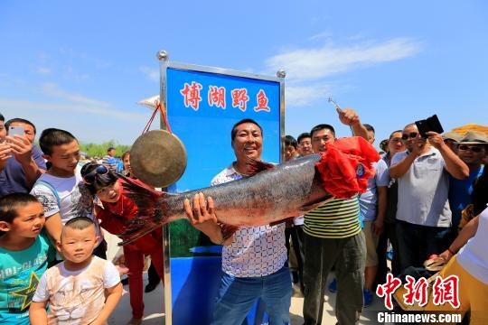 新疆博斯腾湖捕鱼节头鱼拍卖出2.8万元高价（图）