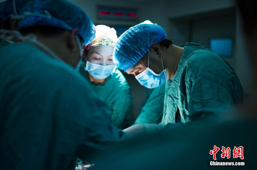 20时14分，为了细致地修复患儿肠道穿孔引起的大出血，医生们通力协作，完全忘记已经站着做手术2个多小时。