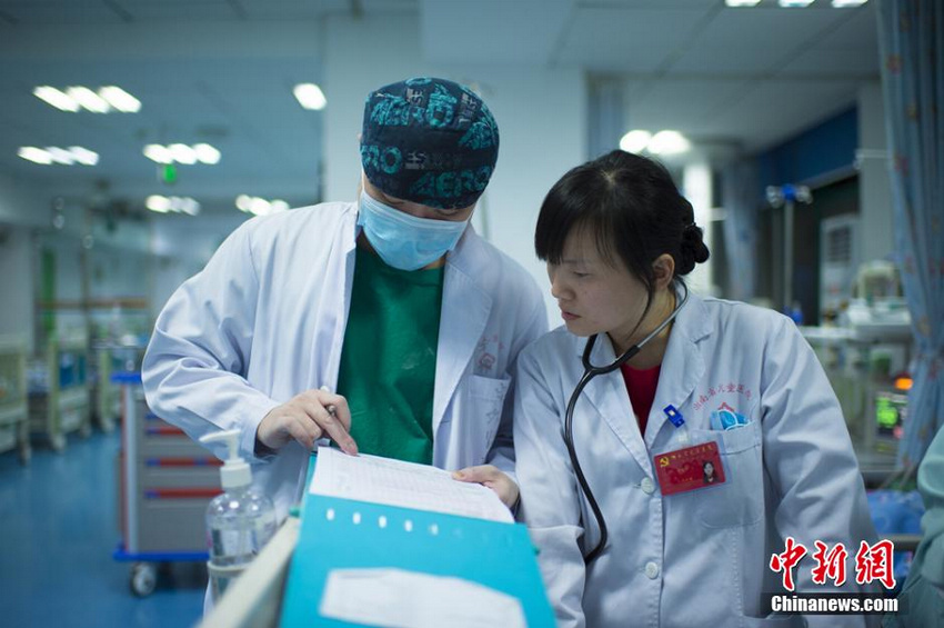 彭拓超与PICU-2科病房的值班医生交待术后应注意的麻醉情况。