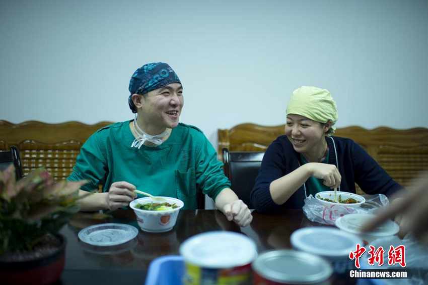 21时01分，同事帮忙叫来的外卖终于可以吃了。短暂歇口气的彭拓超与手术医生来到办公室有说有笑的吃着晚餐。
