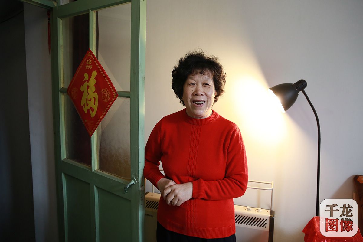 北京市西城区新街口北顺社区，当地居民完成了“煤改电”。６４岁的陈玉英说，以前冬天要烧十多车蜂窝煤，改为电暖器以后，干净了许多，也不用担心煤气中毒。