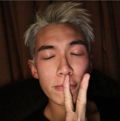 柯震东染白发晒自拍 比剪刀手卖萌(图)-千龙网