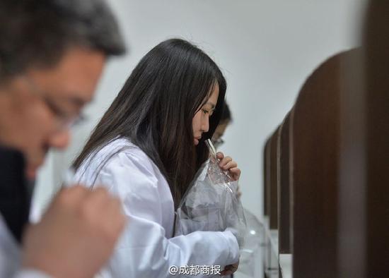 美女“闻臭师”鉴别4000多种臭味 要求素颜无香