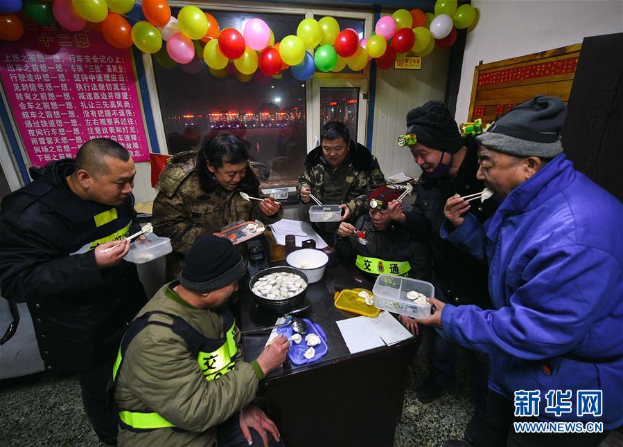 （图片故事）（7）冬日寒夜中的公交暖车员