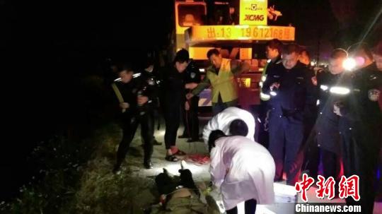 广东5人夜晚乘车坠入鱼塘3人游上岸2人溺死（图）