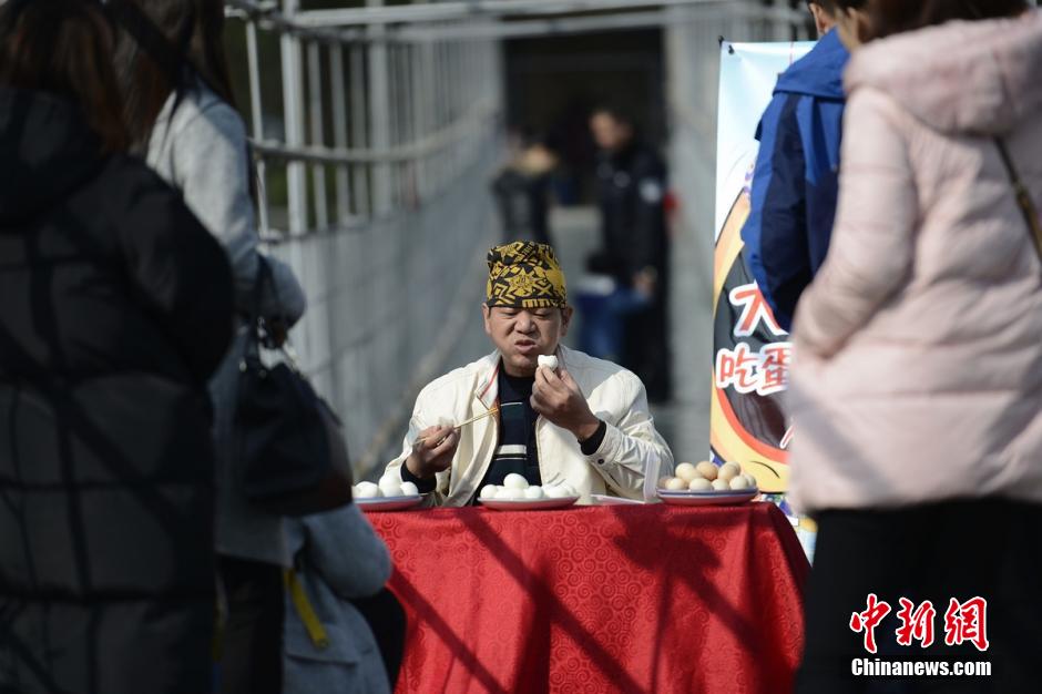 “湖南大胃王”高空玻璃桥挑战吃鸡蛋 活虫为配菜