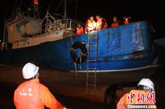 长江口一渔船搁浅11名渔民脱险