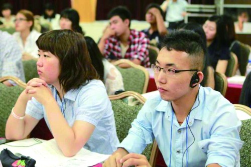 本文作者（右）参与学术交流会议。
