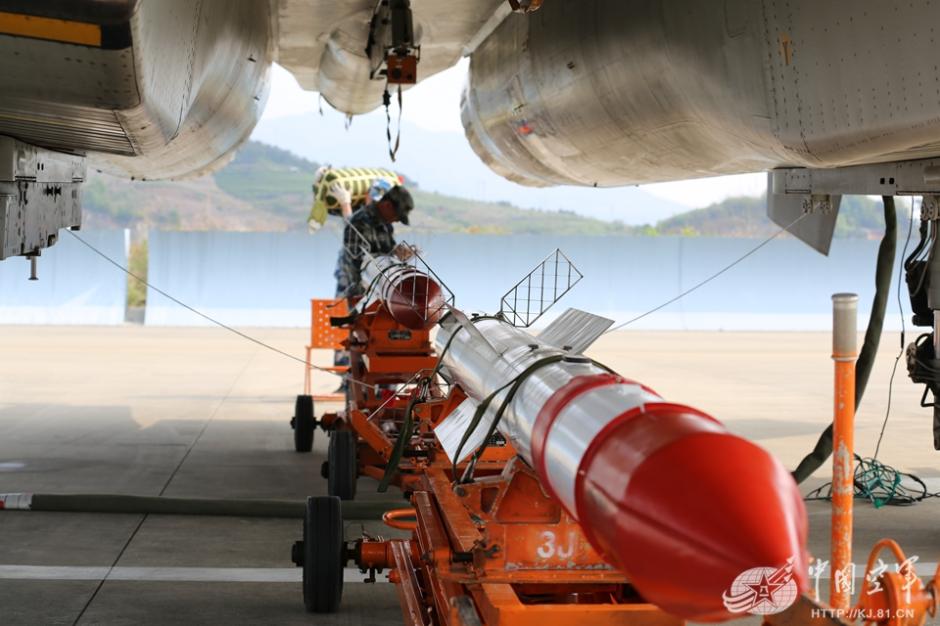 直击空军歼-10、苏-30战机保障:地勤肩扛挂导