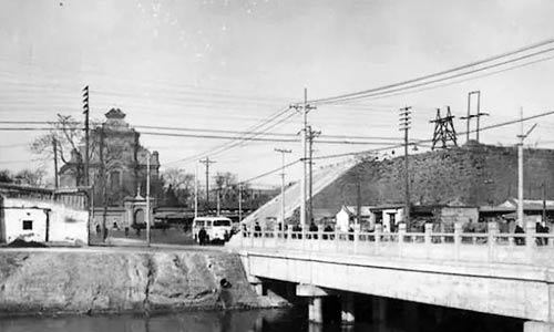 只剩下豁口和护城河的照片，拍摄于1965年