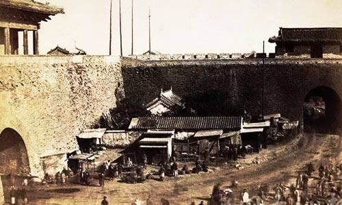 1901年宣武门城楼及瓮城内的影像