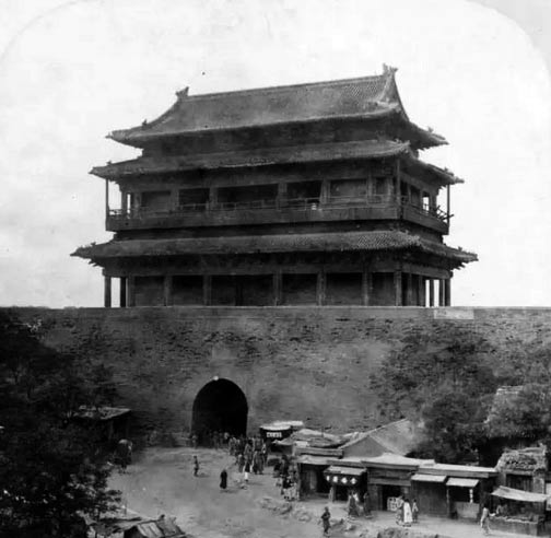 1900年宣武门照片显示闸楼下卷洞与城门洞之间的弧形通道
