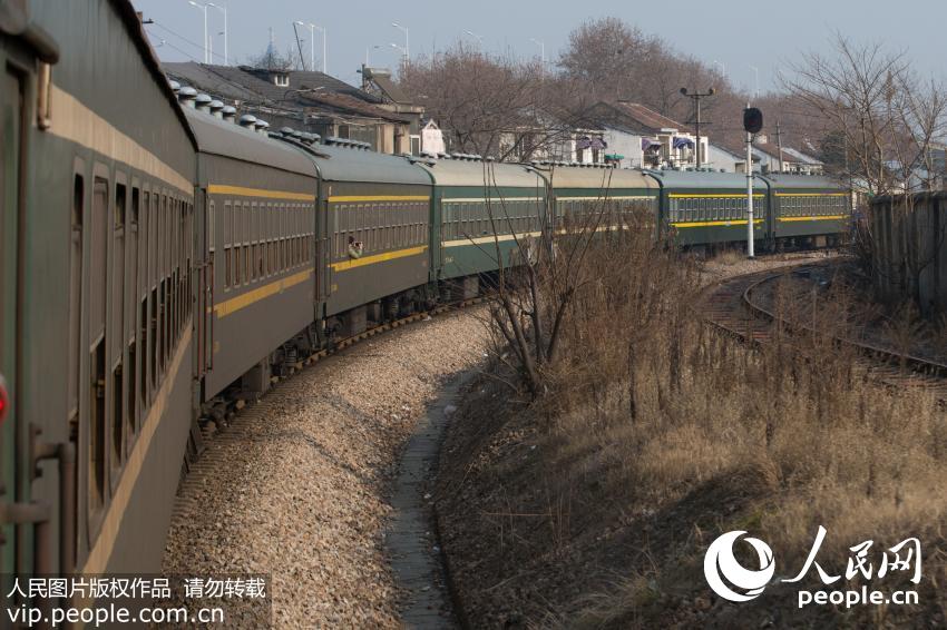 2016年1月3日拍摄的7102次“绿皮火车”。