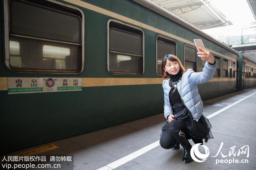 2016年1月3日，一名旅客在7102次列车前自拍留念。
