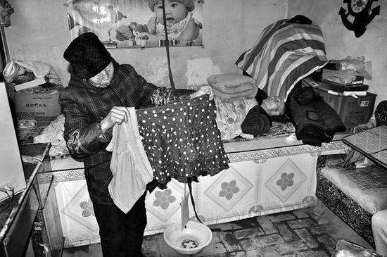 陕西岐山给残疾人发过冬福利 老翁领到超短裙