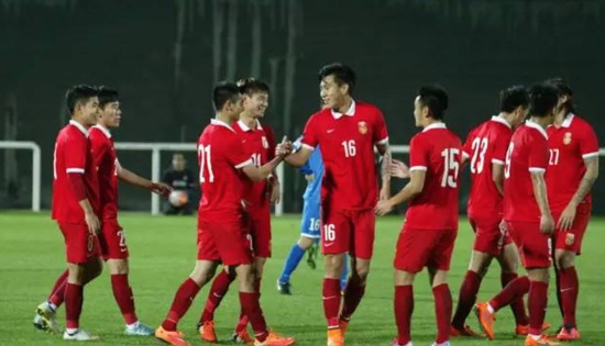 刘彬彬与队友庆祝进球