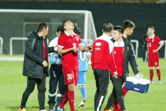 张玉宁鼻子被撞流血