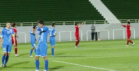 谢鹏飞与队友庆祝进球