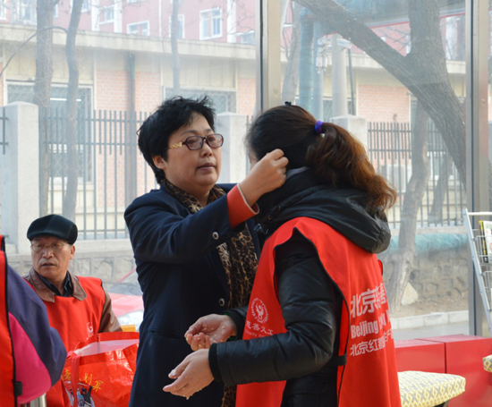 新年伊始 燕房东方红义工服务队包饺子慰老-千