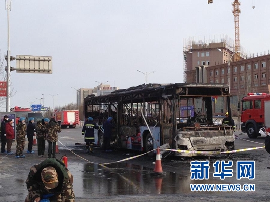 1月5日7时许，一辆车牌号为宁Ａ22870的301路公交车沿109国道由北向南行驶至银川市贺兰县德胜园区金盛国际家居城路段时起火。据初步统计，事故已造成14人死亡、31人受伤。新华社记者 李然 摄