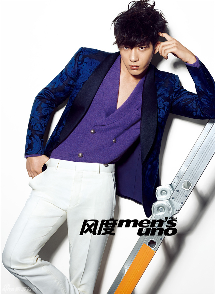 组图：井柏然登杂志开年封面 慵懒气质魅力十足