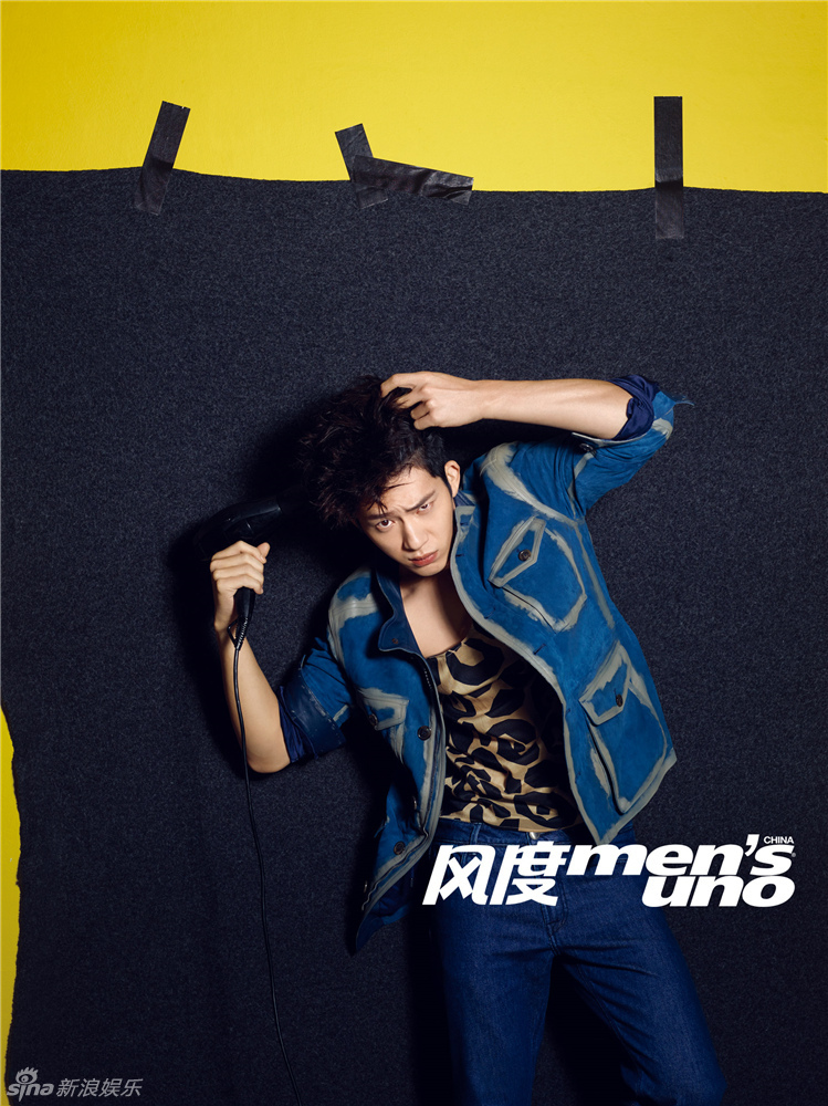 组图：井柏然登杂志开年封面 慵懒气质魅力十足