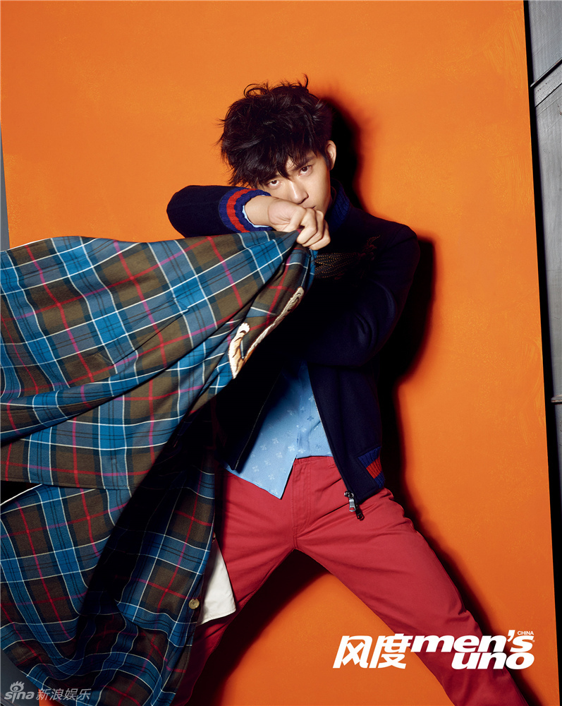 组图：井柏然登杂志开年封面 慵懒气质魅力十足