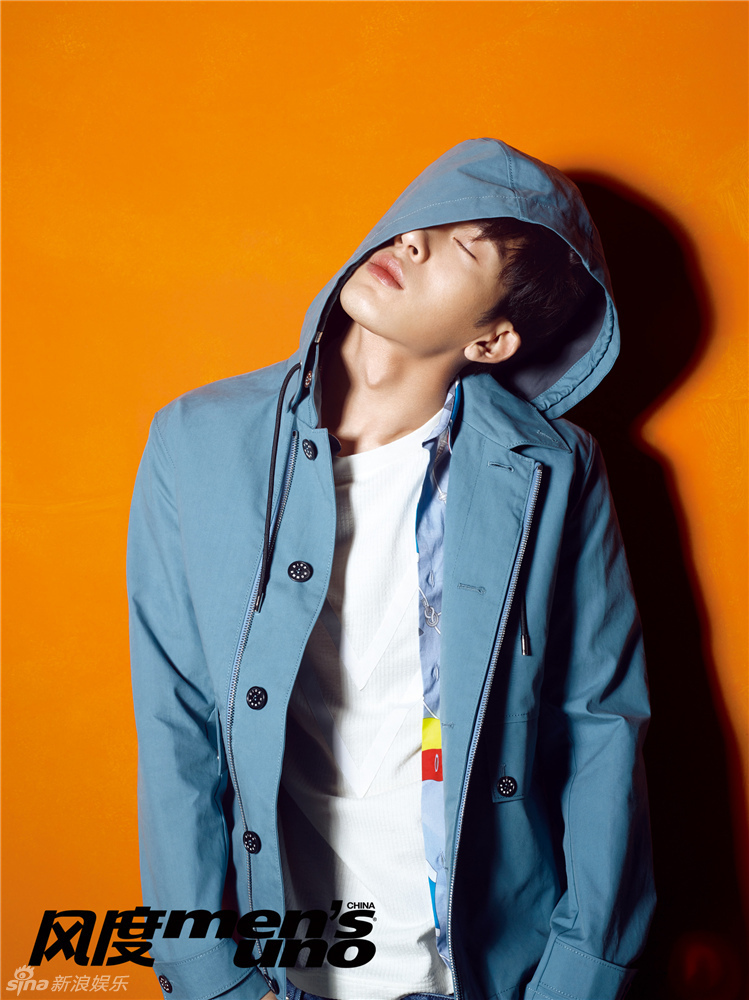 组图：井柏然登杂志开年封面 慵懒气质魅力十足
