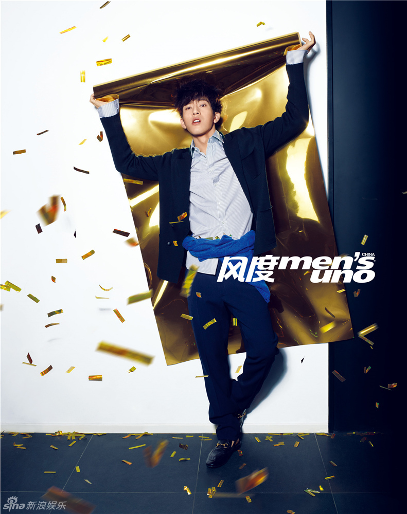 组图：井柏然登杂志开年封面 慵懒气质魅力十足
