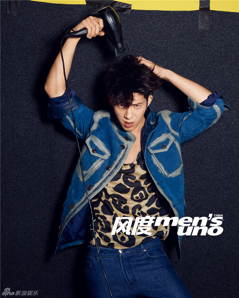 组图：井柏然登杂志开年封面 慵懒气质魅力十足
