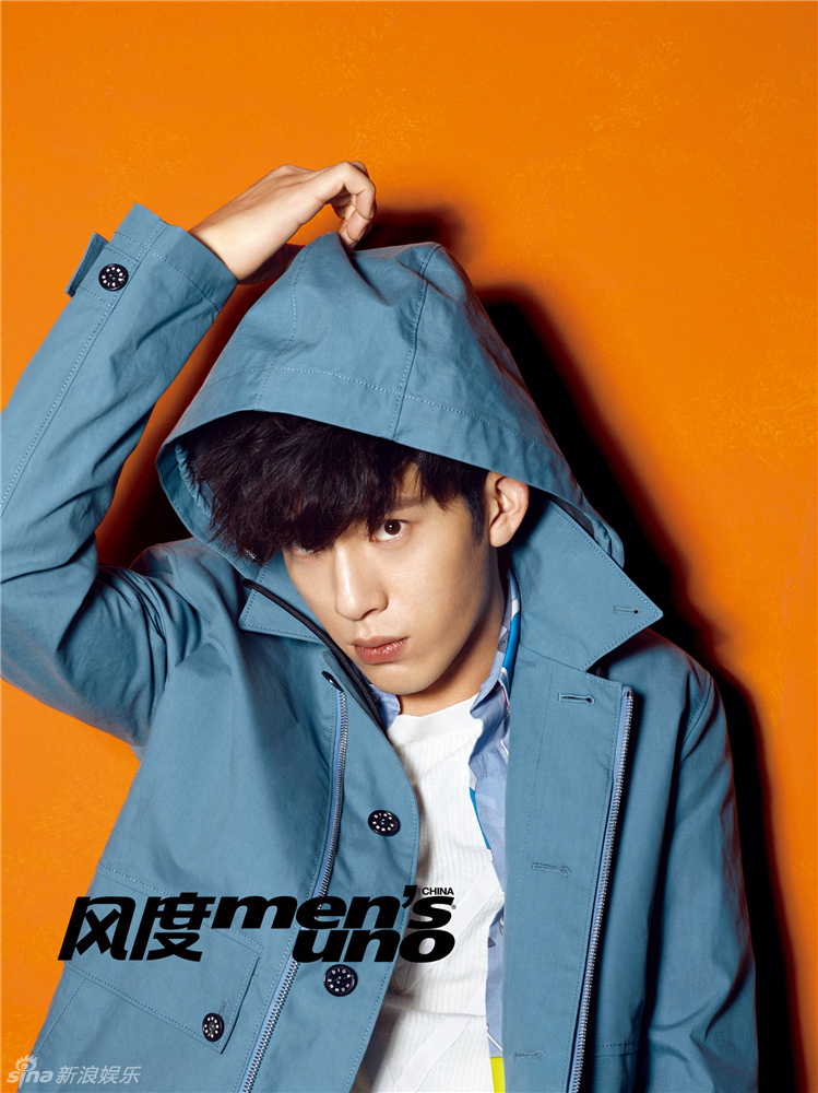 组图：井柏然登杂志开年封面 慵懒气质魅力十足