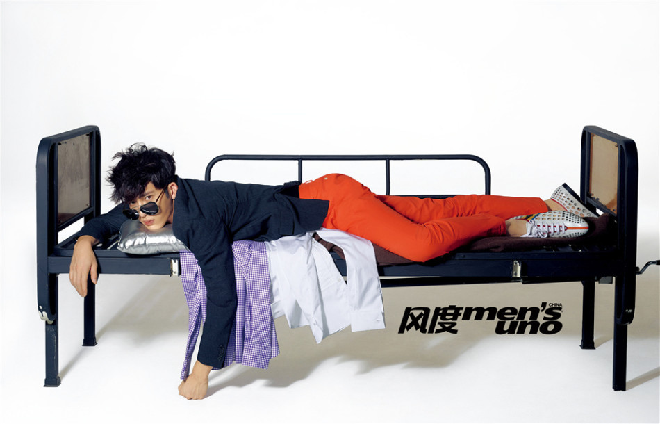 组图：井柏然登杂志开年封面 慵懒气质魅力十足