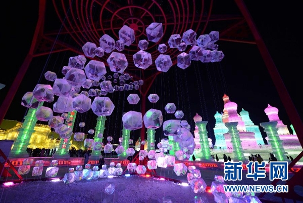 1月5日，游客在哈尔滨冰雪大世界游玩。新华社记者王凯摄