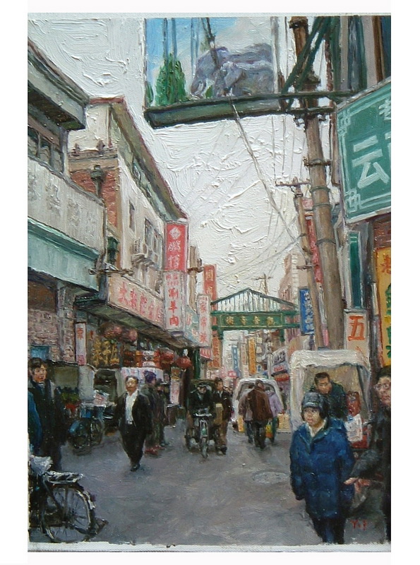 【大栅栏观音寺】小时跟姥爷来过这里，有许许多多带雕花的商业门脸，云南的招牌是近20年的事。相比市中心东西城，这里保留的老印象更多，02年基本上没什么大变，也使我特爱走这些地方。这一带外地出差的特别多，大批外地公干来此也是上世纪80年代以后的事。来的人大部分自中小城市，因这一带旅馆便宜，吃的也不贵，没有大都市的喧嚣与繁华，也没有大都市的压力，看这位出差来此的先生，刚吃完饭溜达溜达，带着一份显见的满足，透着一份由衷的自在。