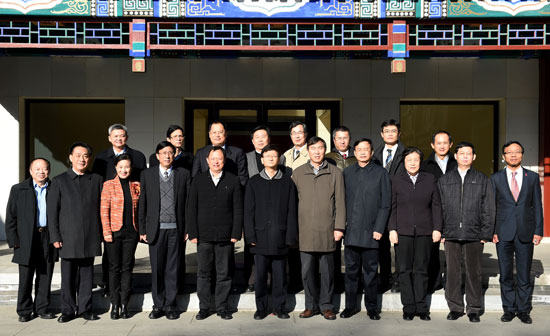 1月7日,中共中央政治局委员、中央政法委书记孟建柱邀请12位律师代表走进中央政法委机关,共话政法工作和司法体制改革。图为会后,孟建柱与律师代表合影。 郝帆摄