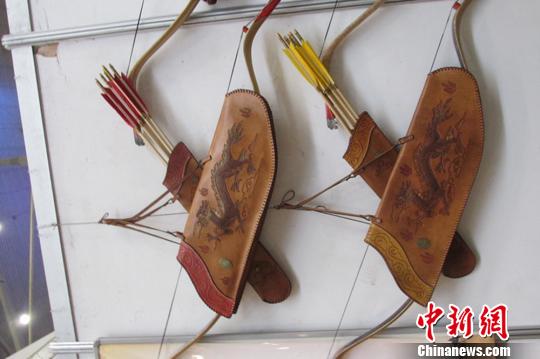 新疆锡伯族角弓制作传承人：千年制弓工艺不应断代（图）