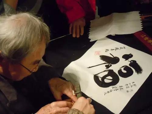 他75岁当背包客98岁硕士毕业