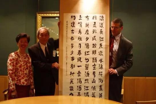 他75岁当背包客98岁硕士毕业