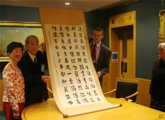 他75岁当背包客98岁硕士毕业