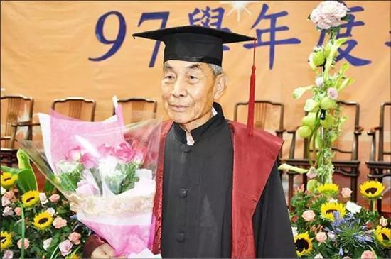 他75岁当背包客98岁硕士毕业