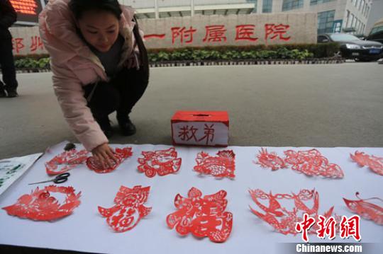 19岁女生寒冬卖剪纸救尿毒症弟弟引发捐助潮