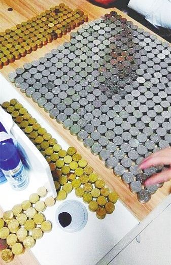 焦作男子拿几袋子零钱买车 4S店员工点钞7小时
