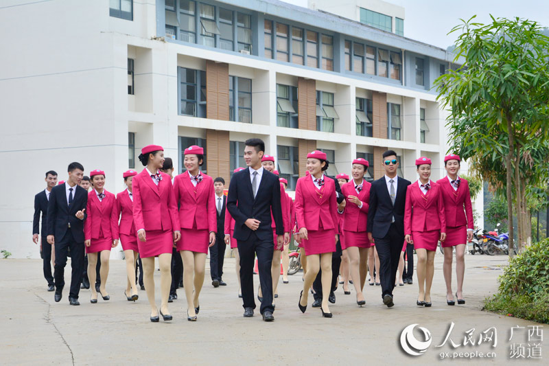 广西百色首批空少空姐亮相 邓民胜摄