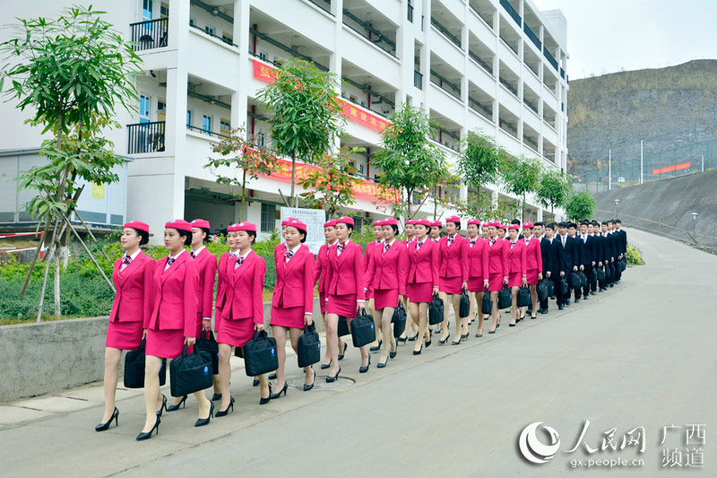 广西百色首批空少空姐亮相 邓民胜摄